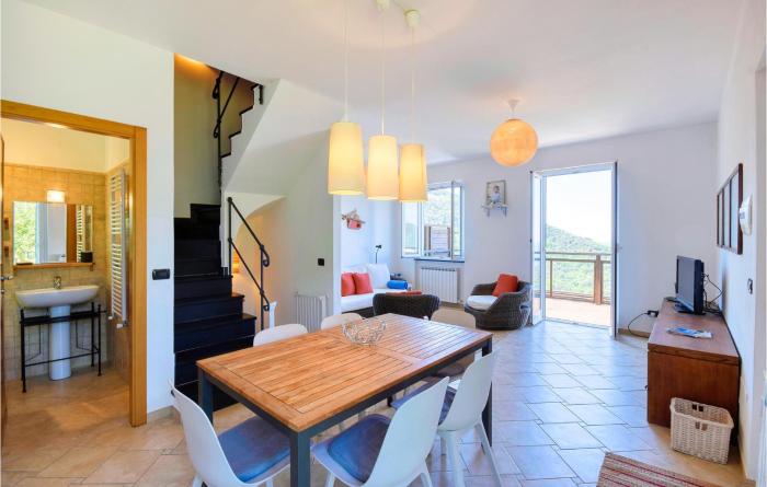 3 Bedroom Beautiful Home In Moneglia