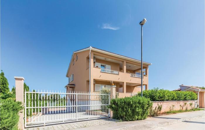 2 Bedroom Amazing Apartment In Pula