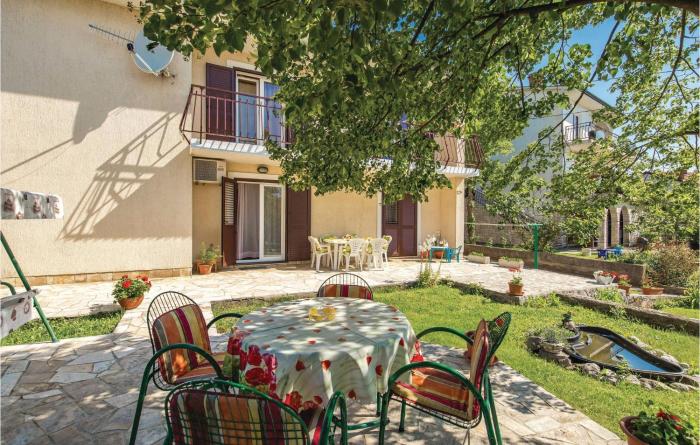 3 Bedroom Cozy Apartment In Viskovo