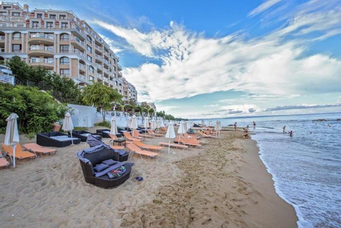 Luxurious beachfront apartment with private beach and panoramic views in La Mer complex