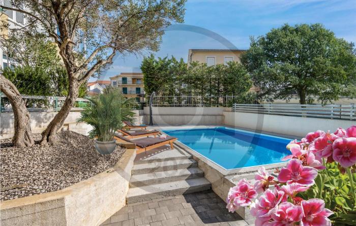 4 Bedroom Cozy Apartment In Srima