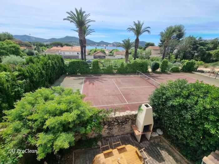 Armence, maison vue mer avec petit jardin et terrain de tennis