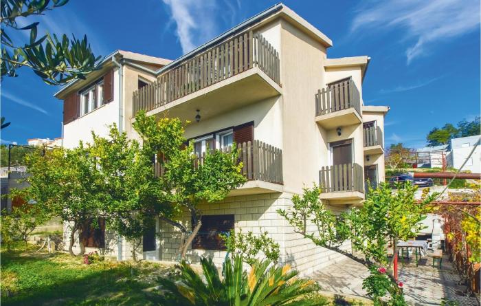 Three-Bedroom Apartment In Podstrana