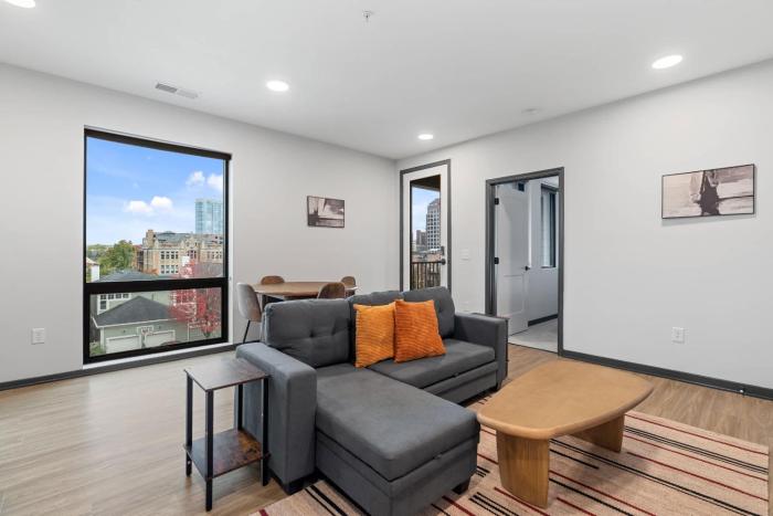 CozySuites Mass with parking lounge & roof deck #39