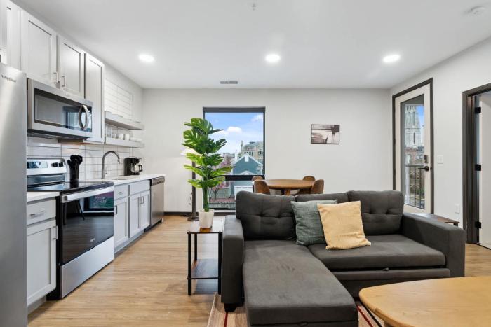 CozySuites Mass with parking lounge & roof deck #34