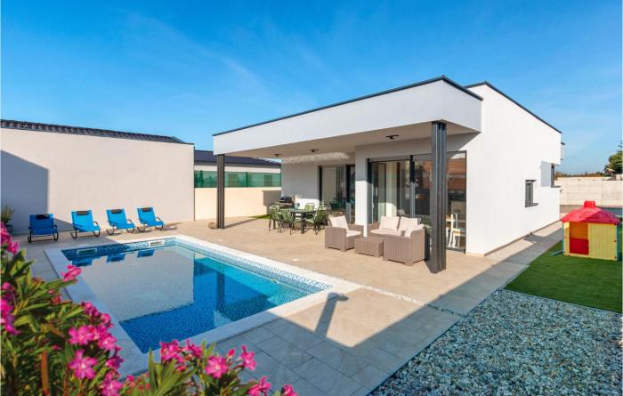 Two-Bedroom Holiday Home In Peroj