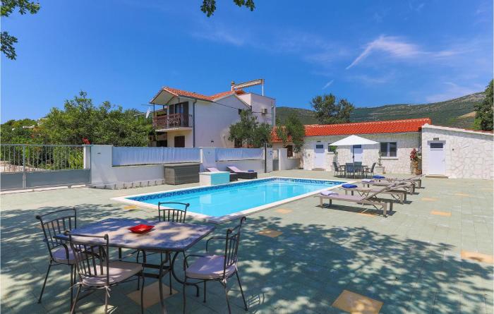 Cozy Apartment In Kastel Novi