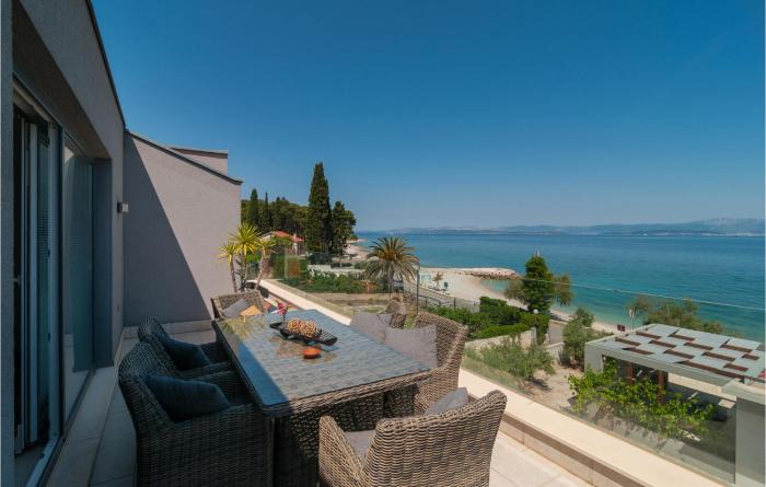 Stunning Apartment In Sutivan With Wifi