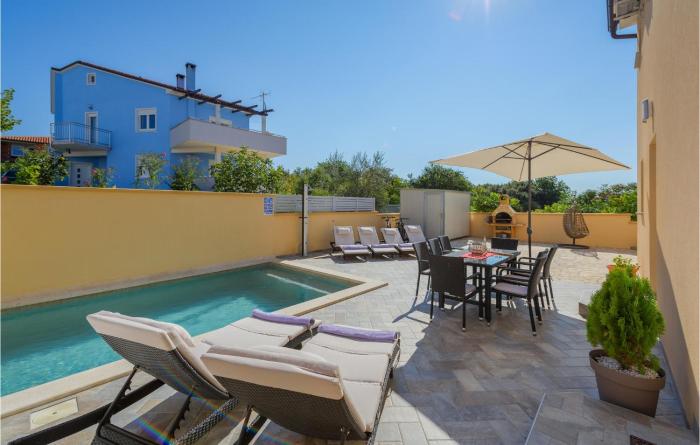 Four-Bedroom Holiday Home In Vodnjan