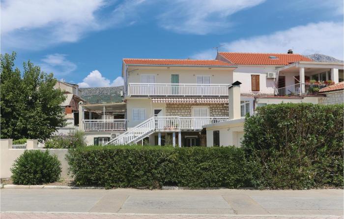 Two-Bedroom Apartment With Sea View In Kastel Kambelovac