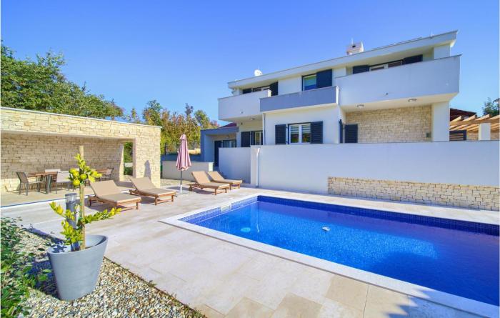 3 Bedroom Nice Home In Risika