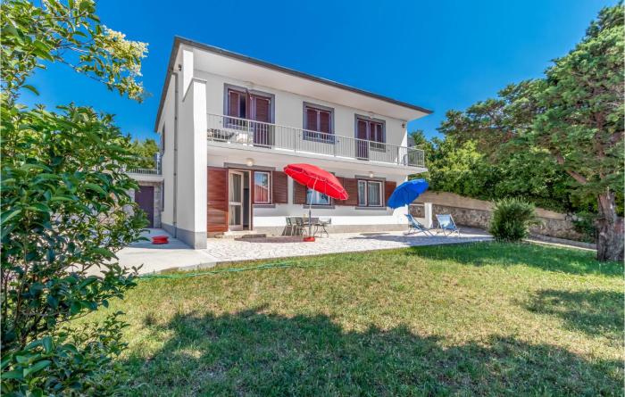 3 Bedroom Nice Apartment In Klenovica