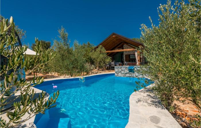 2 Bedroom Awesome Home In Punat