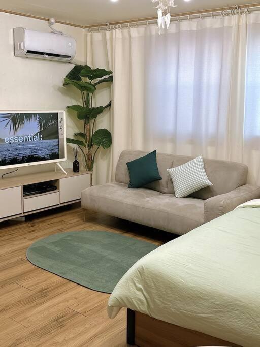 Seoul Station - 1 Minute Away - Cozy house