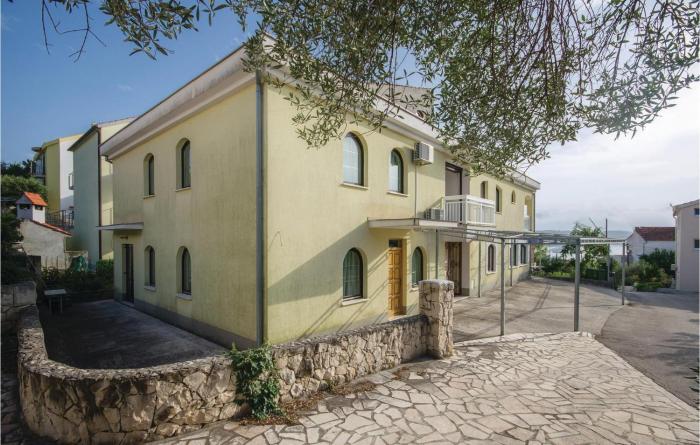 Beautiful Apartment In Okrug Gornji