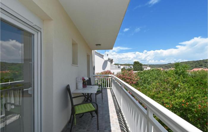 Beautiful Apartment In Okrug Gornji