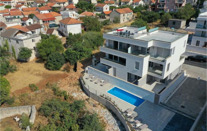 Lovely Apartment In Okrug Gornji