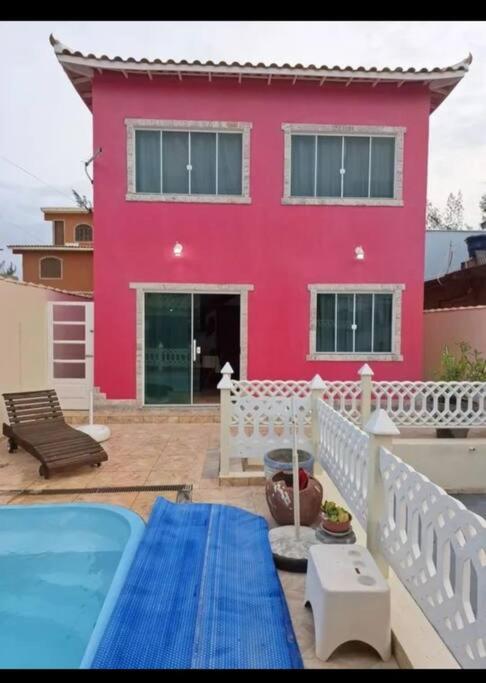 Casa de 03 quartos com piscina e churrasqueira quase pé na areia