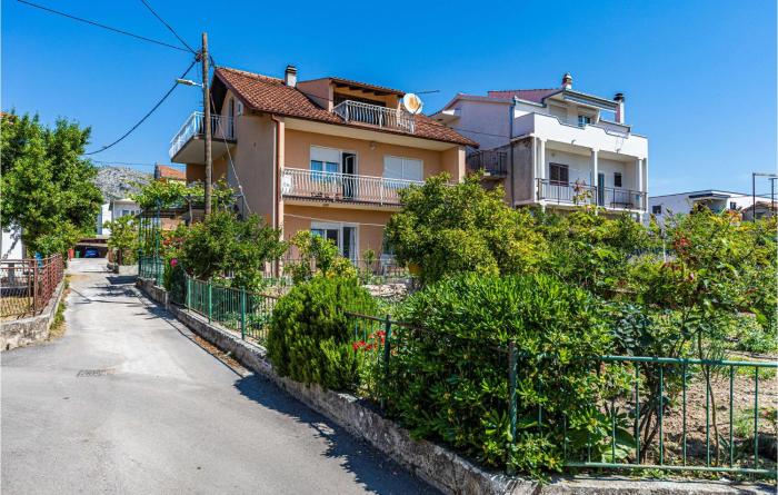 2 Bedroom Cozy Apartment In Trogir