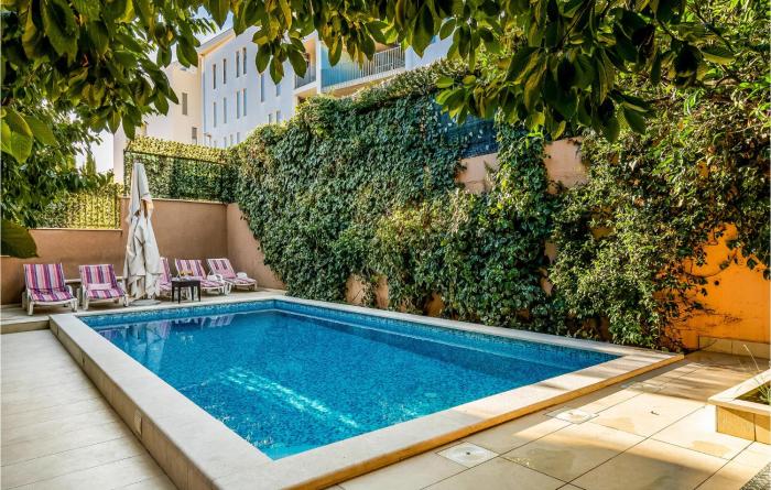 Three-Bedroom Apartment Mokosica With Sea View 08