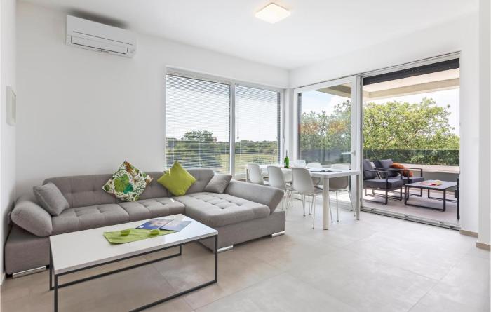 Awesome Apartment In Stinjan