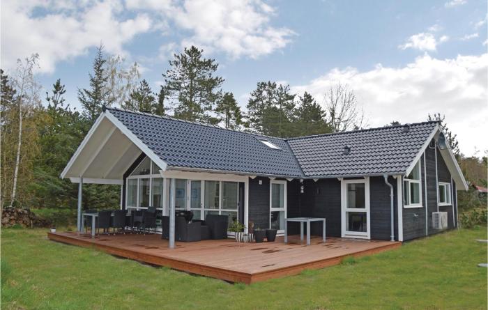 Three-Bedroom Holiday Home In Hojby