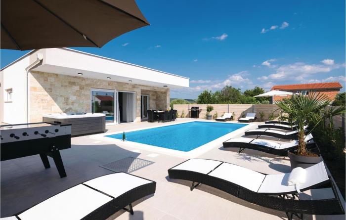 Amazing Home In Sukosan