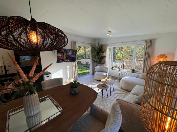 VELUWSHOF HOENDERLOO HOLIDAYS Luxe Holidayhomes with PRIVATE JACUZZIS - SwimmingPool - Tennis Court - Bowling - Supermarket and Children Entertainment