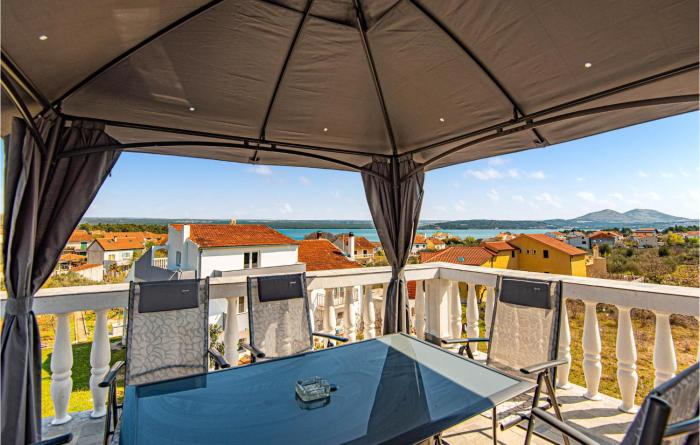 5 Bedroom Lovely Apartment In Raslina