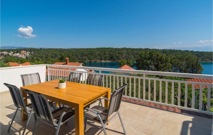 Gorgeous Apartment In Vrboska