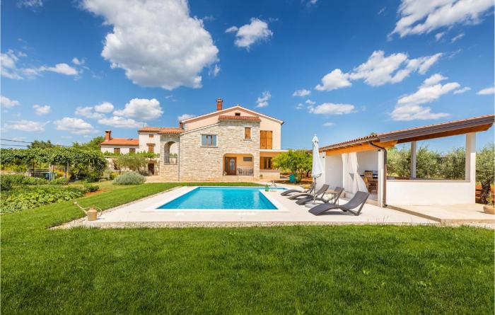 Gorgeous Home In Galizana With Wifi