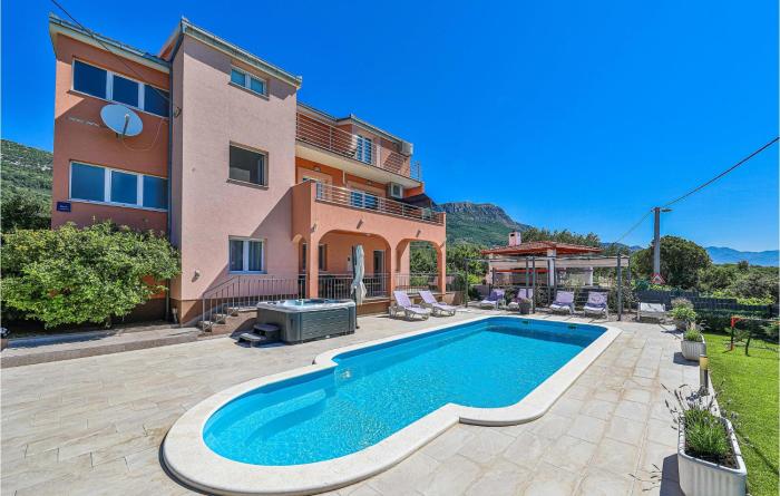 Lovely Home In Kastel Luksic