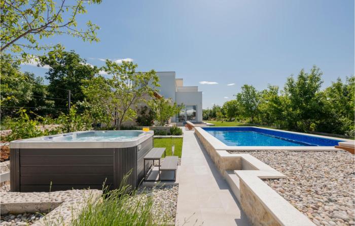 Cozy Home In Veliki Brocanac