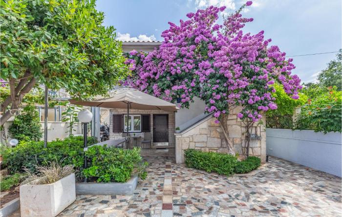 2 Bedroom Cozy Apartment In Premantura