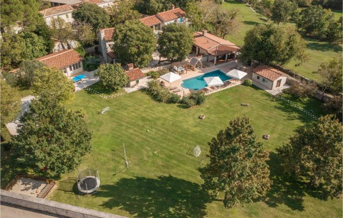 Stunning Home In Tinjan With Sauna