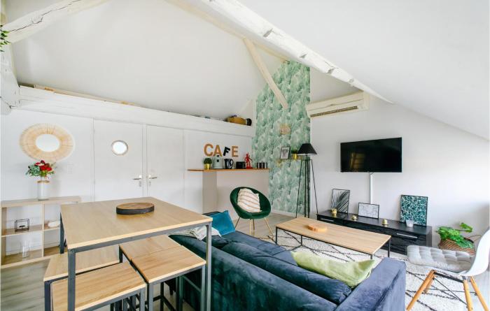 3 Bedroom Lovely Apartment In Poitiers