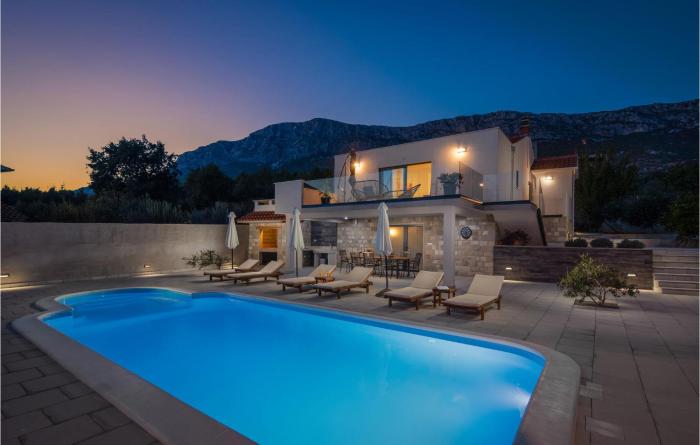 Awesome Home In Kastel Sucurac