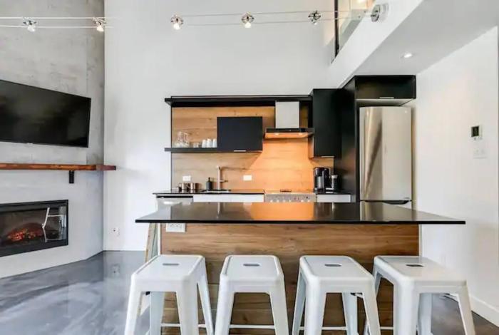 Condo moderne, escapade vacance, vue sur montagnes