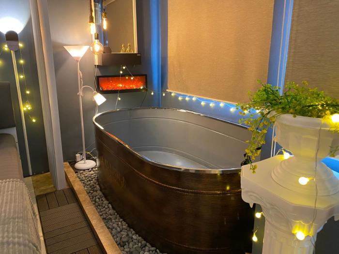 EL MEIR PRIME CABIN w Bathtub near EK