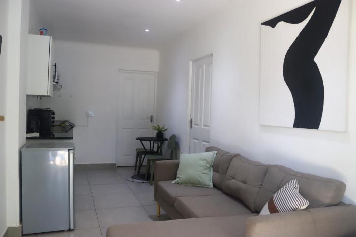 Angazi Guesthouse Unit 3 - Modern 2 Bedroom Apartment with Pool