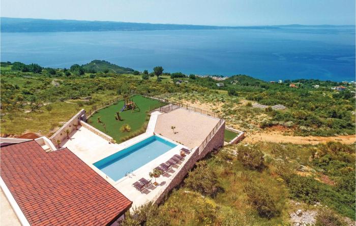 Eight-Bedroom Holiday Home In Podstrana