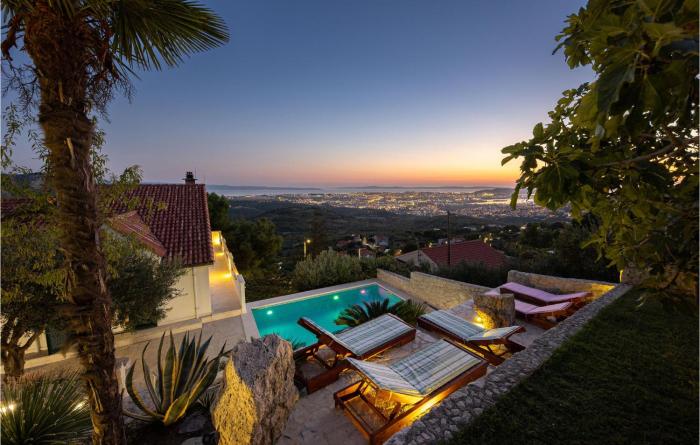 Four-Bedroom Holiday Home In Klis