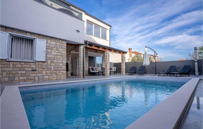 Cozy Home In Posedarje With Wifi