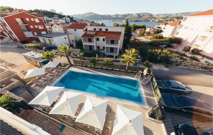 Amazing Apartment In Okrug Gornji