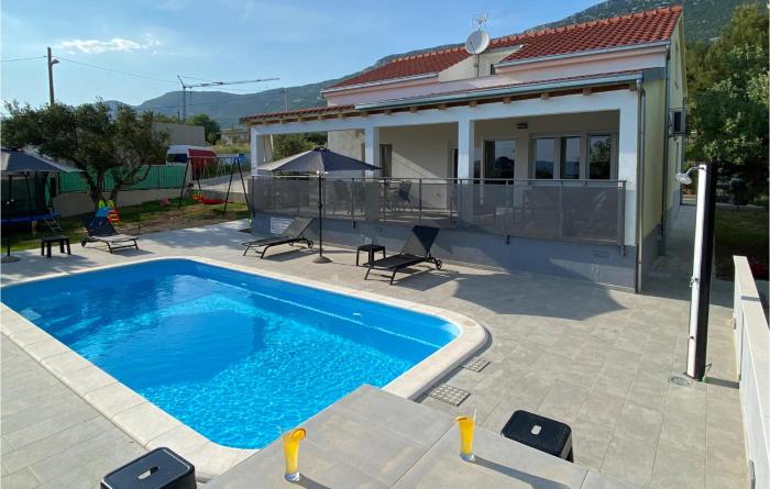 Three-Bedroom Holiday Home In Kastel Stari