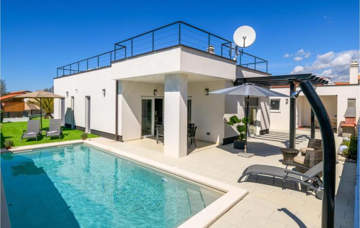 Cozy Home In Peroj With Wifi