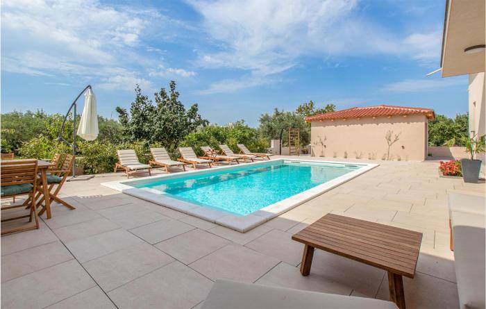 Amazing Home In Sukosan