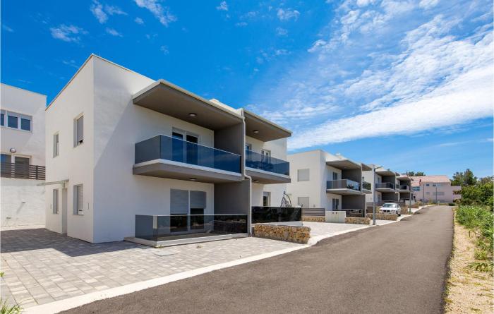 Amazing Apartment In Simuni With Wifi