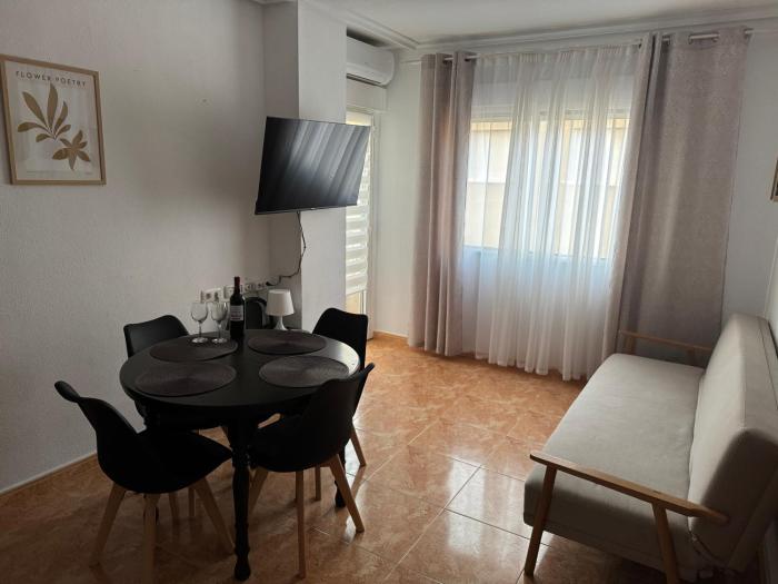 Almudens green apartment, HIGH-SPEED FREE WIFI, 250m to Beach, The center of Torrevieja