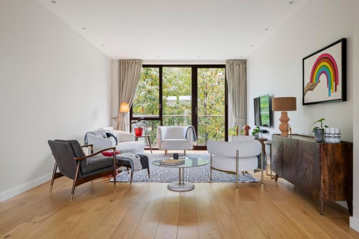 2 Bed 2 Bath Modern Apartment Near Big Ben in Zone1